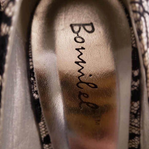 Womans black lace heels - Picture 3 of 5